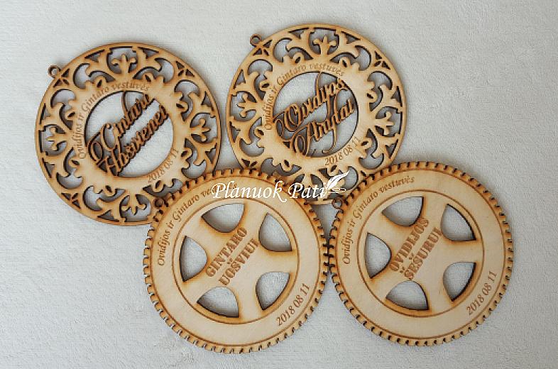 Mediniai medaliai - padėkliukai vestuvėms