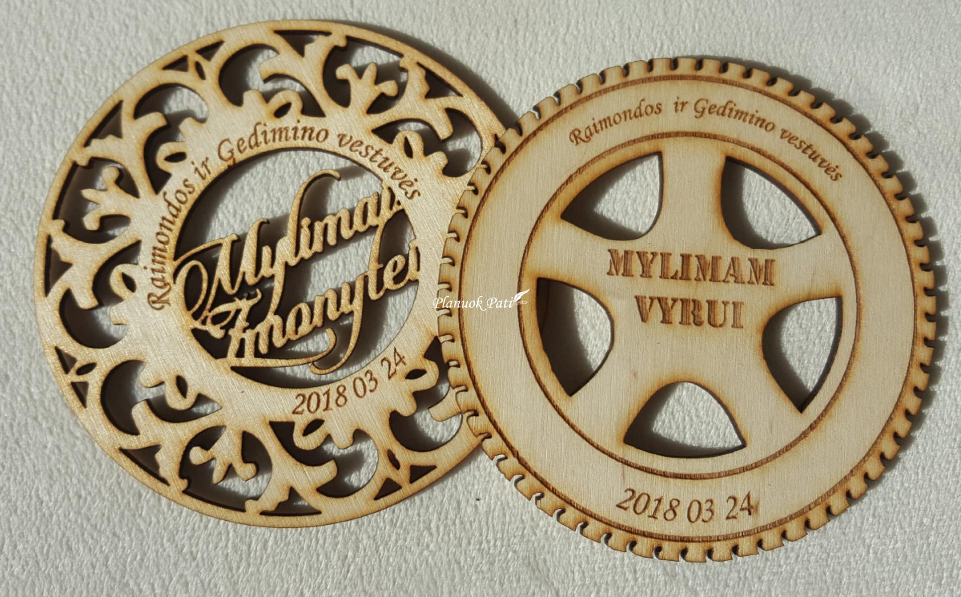 Medinis padėkliukas puodeliui jaunavedžiams