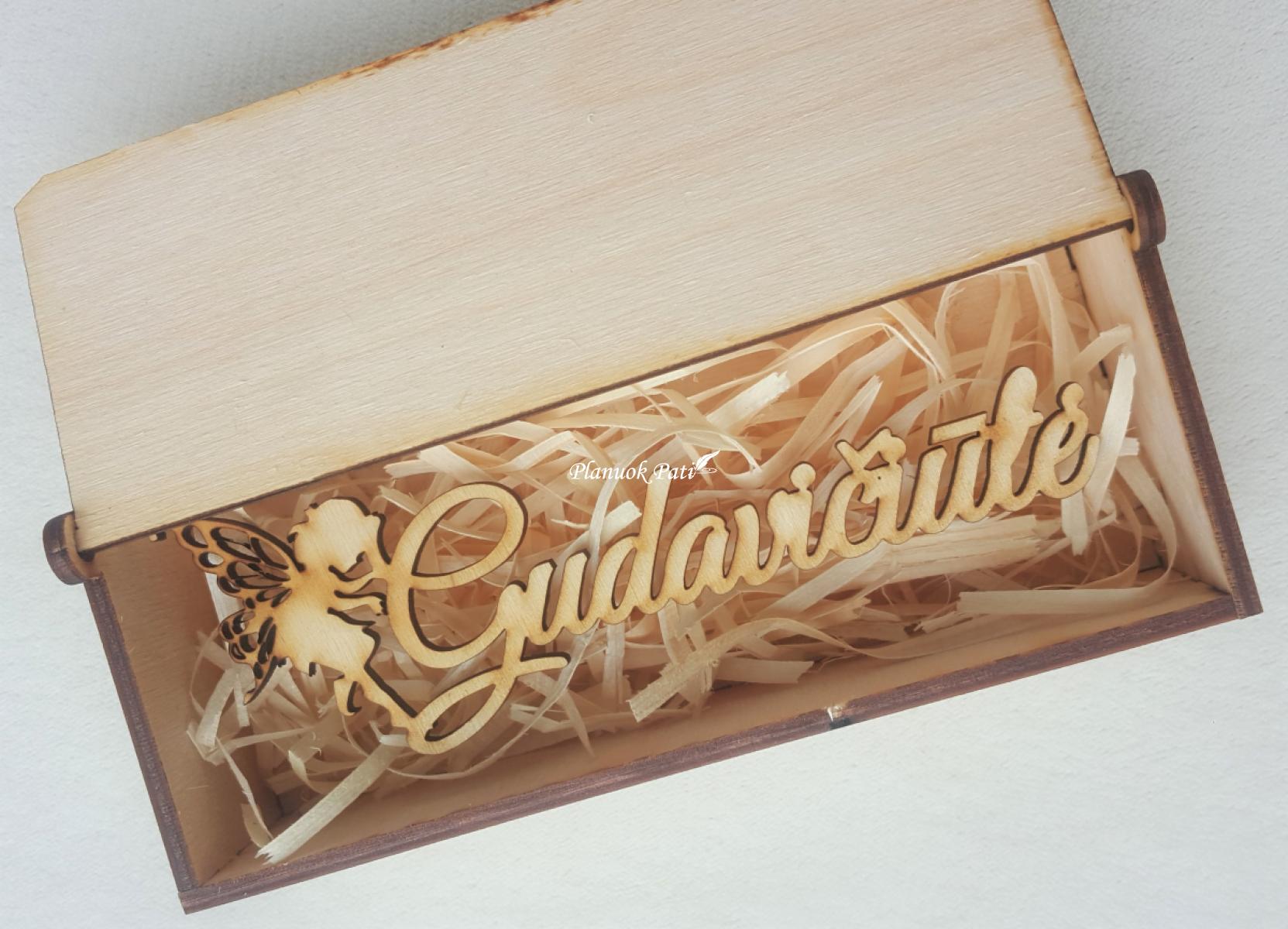 Nuotakos mergautinė pavardė dėžutėje