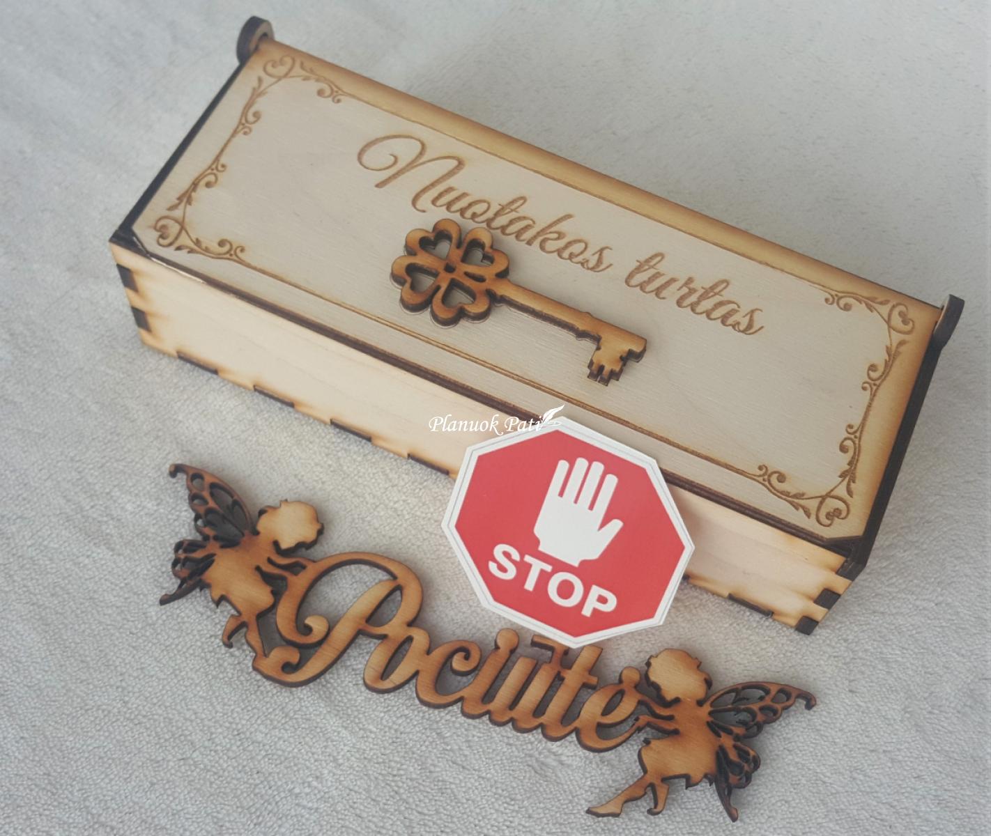 Nuotakos mergautinė pavardė dėžutėje