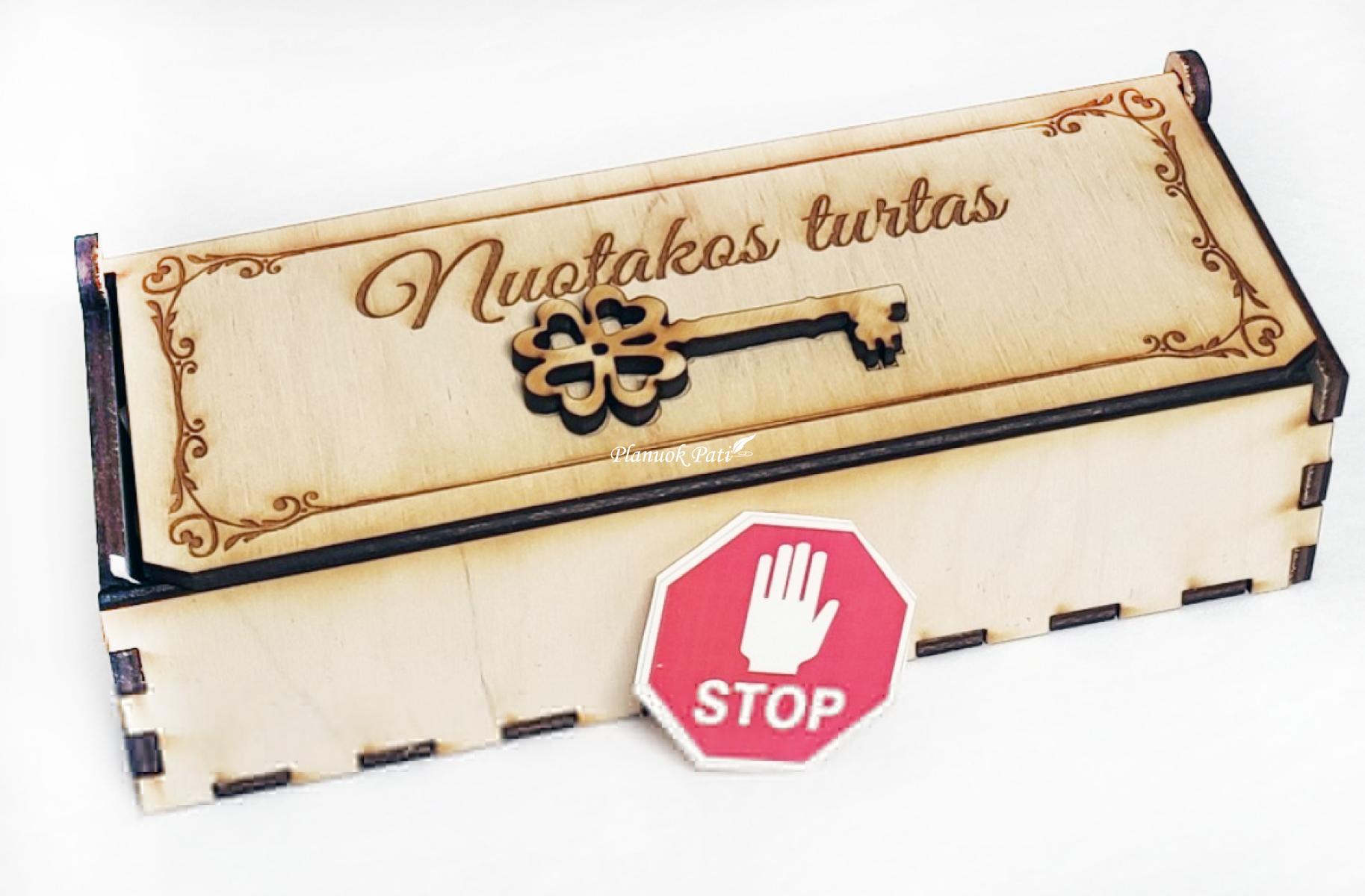 Nuotakos mergautinė pavardė dėžutėje