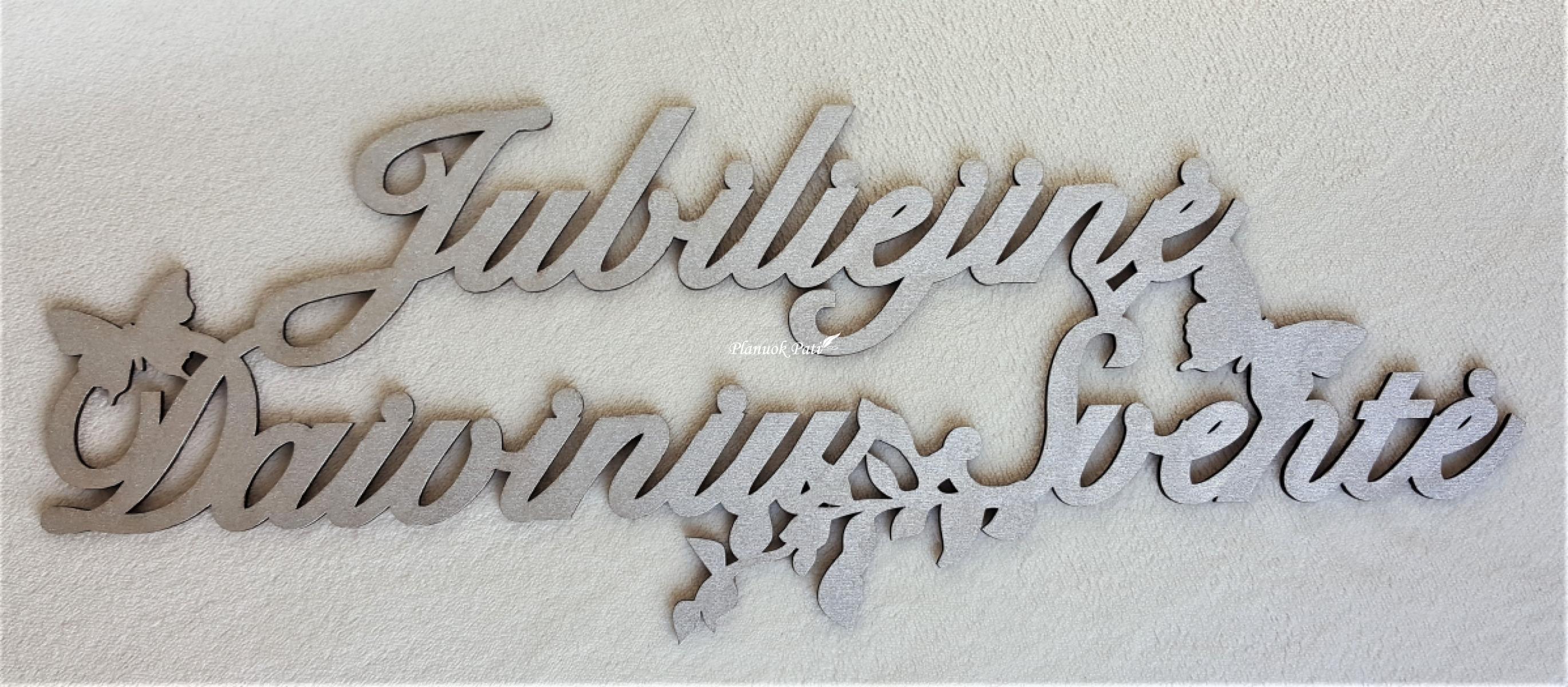 Pakabinamas užrašas jubiliejaus proga