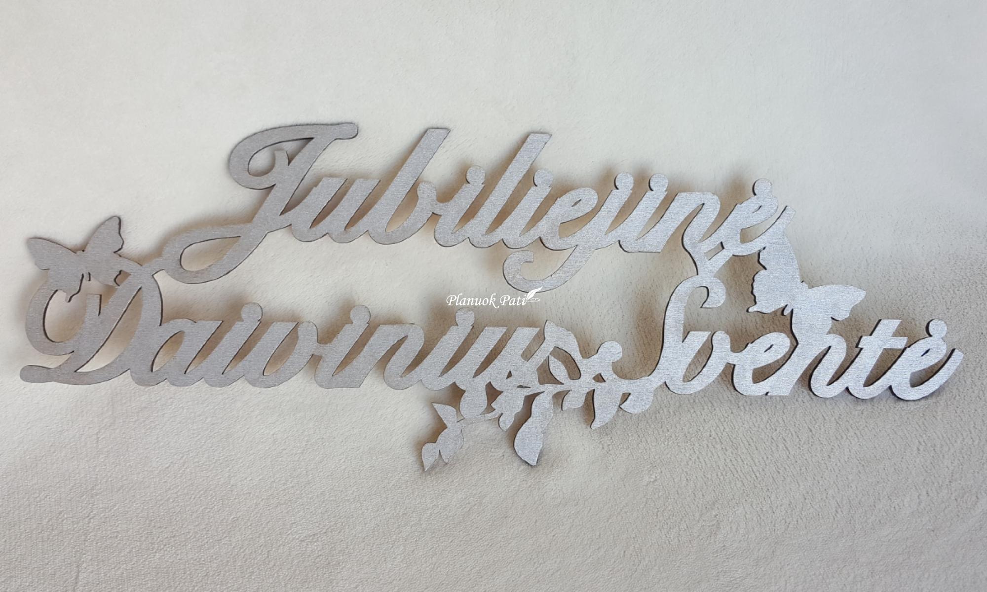 Pakabinamas užrašas jubiliejaus proga