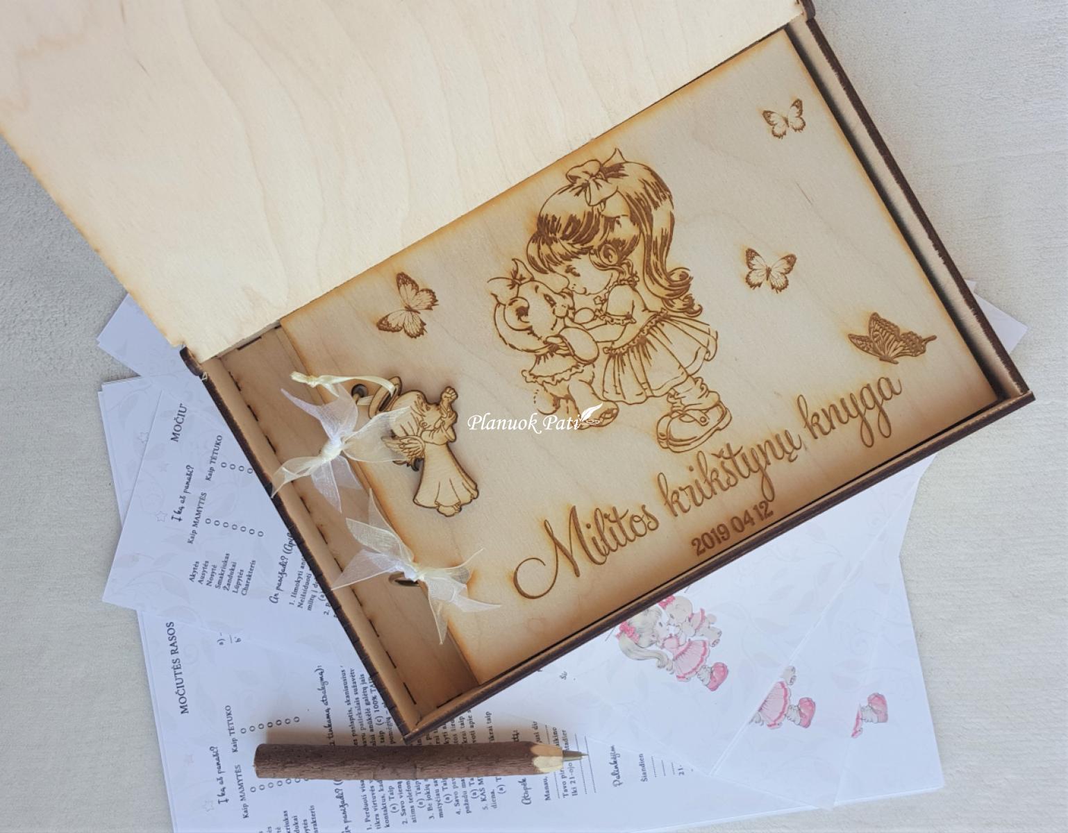 Krikštynų knyga su personalizuotais pasižadėjimais