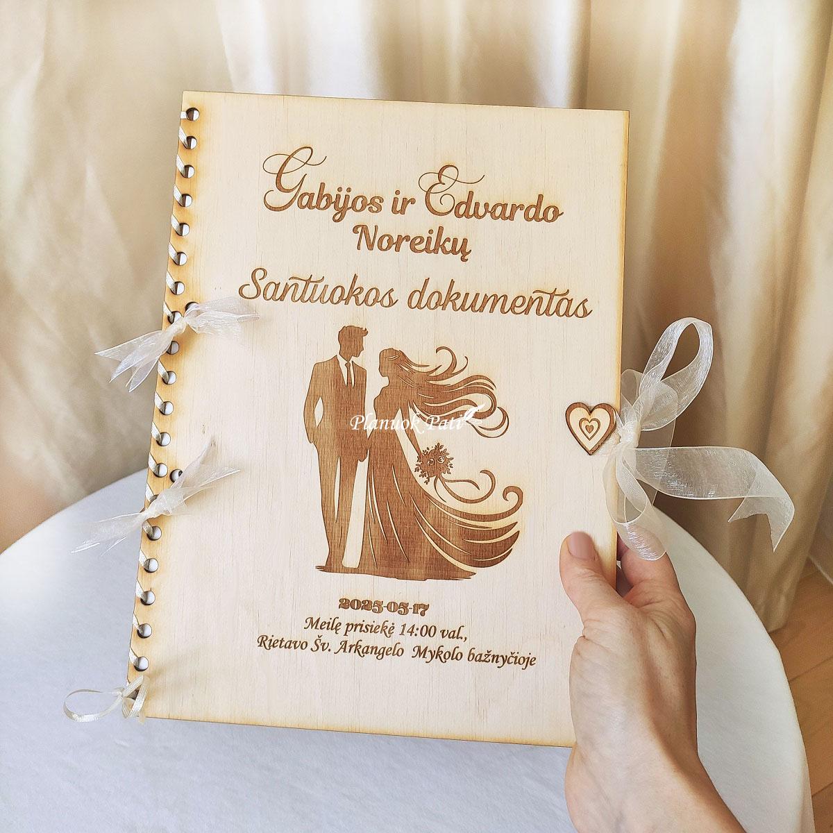 Segtuvas su sveikinimu santuokos liudijimui saugoti