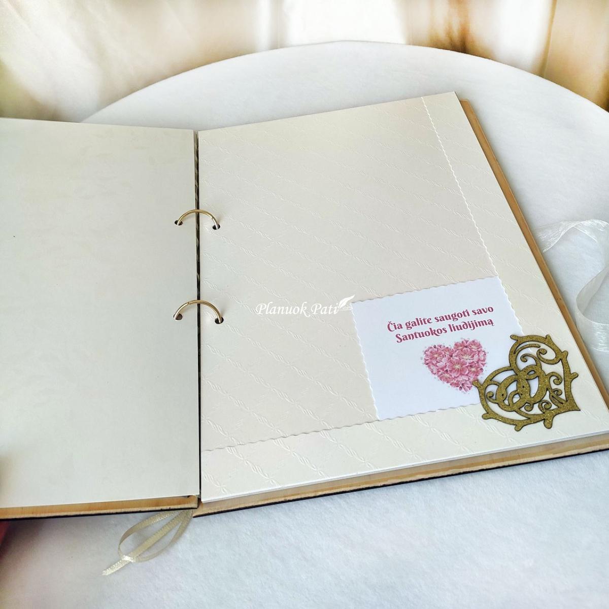 Segtuvas su sveikinimu santuokos liudijimui saugoti