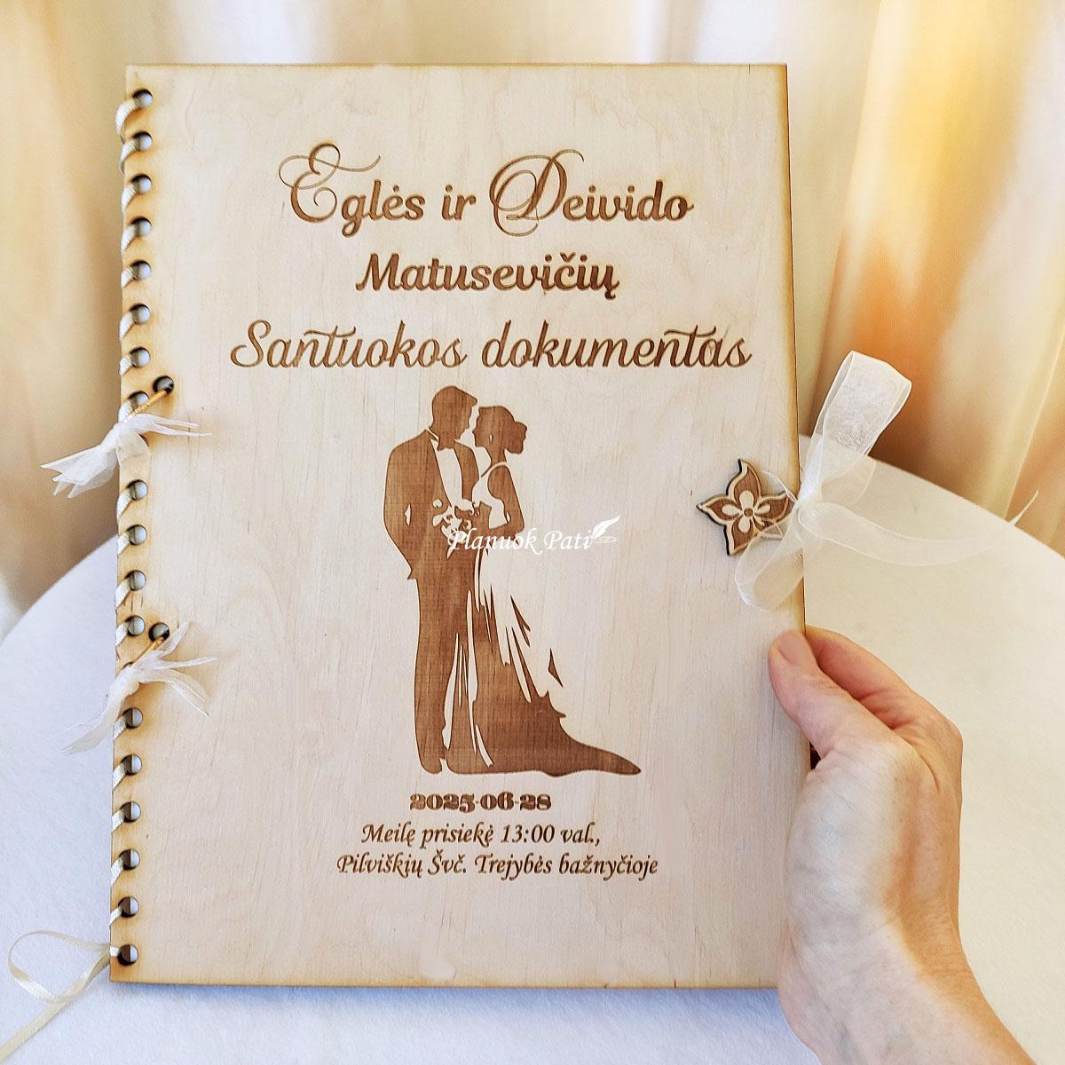 Segtuvas su sveikinimu santuokos liudijimui saugoti