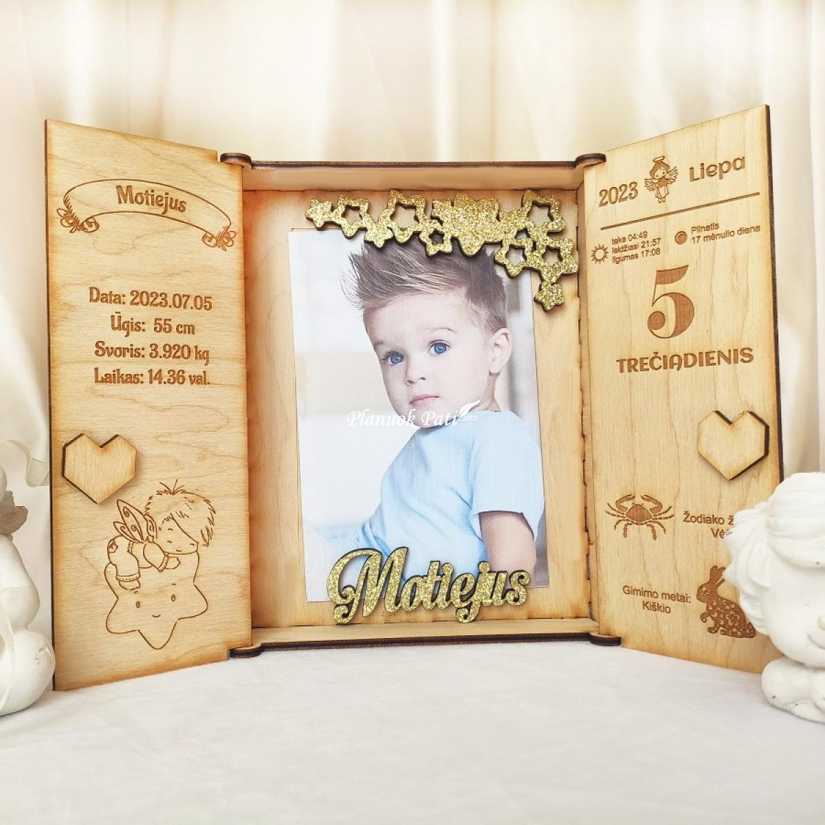 Gimimo metrikai atverčiamuose rėmeliuose