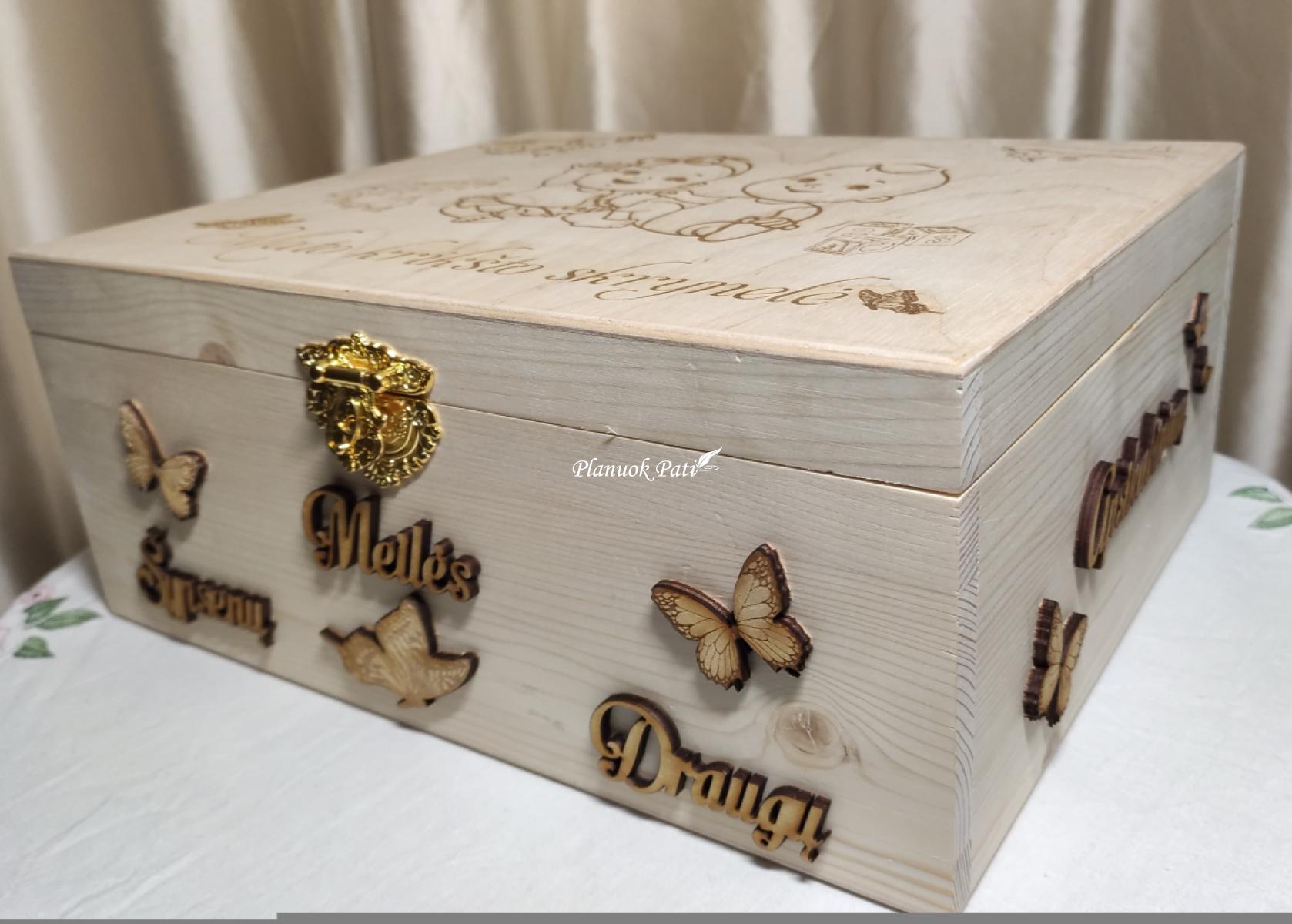 Krikštadėžė - prisiminimų skrynelė iš medžio masyvo (35x24x15cm), su užsegimu