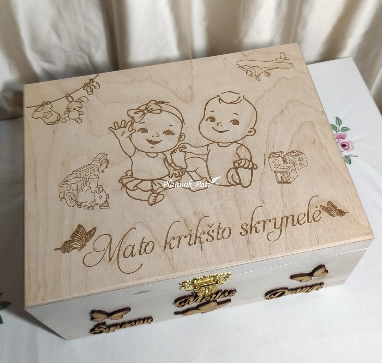 Krikštadėžė - prisiminimų skrynelė iš medžio masyvo (35x24x15cm), su užsegimu