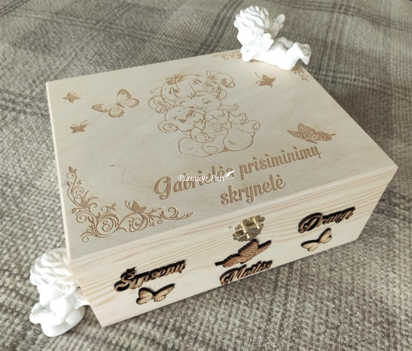 Krikštadėžė - prisiminimų skrynelė iš medžio masyvo (35x24x15cm), su užsegimu