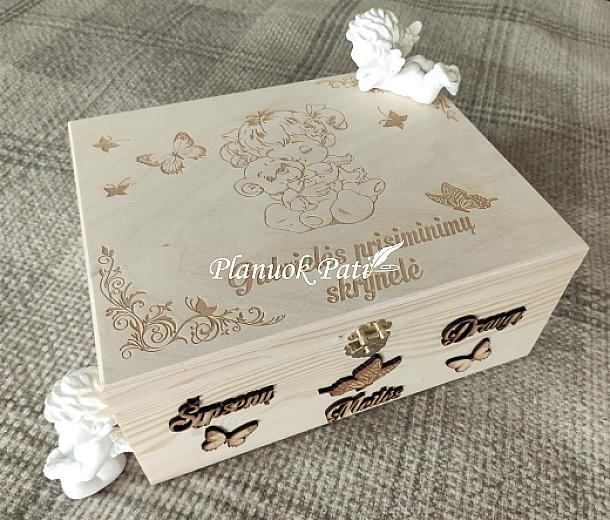 Krikštadėžė - prisiminimų skrynelė iš medžio masyvo (35x24x15cm), su užsegimu