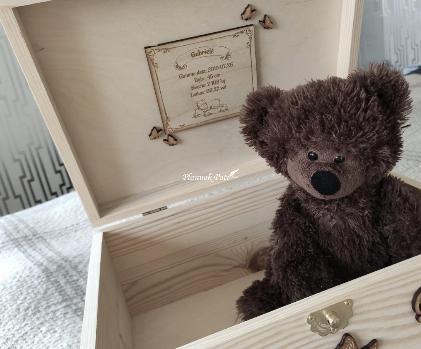 Krikštadėžė - prisiminimų skrynelė iš medžio masyvo (35x24x15cm), su užsegimu