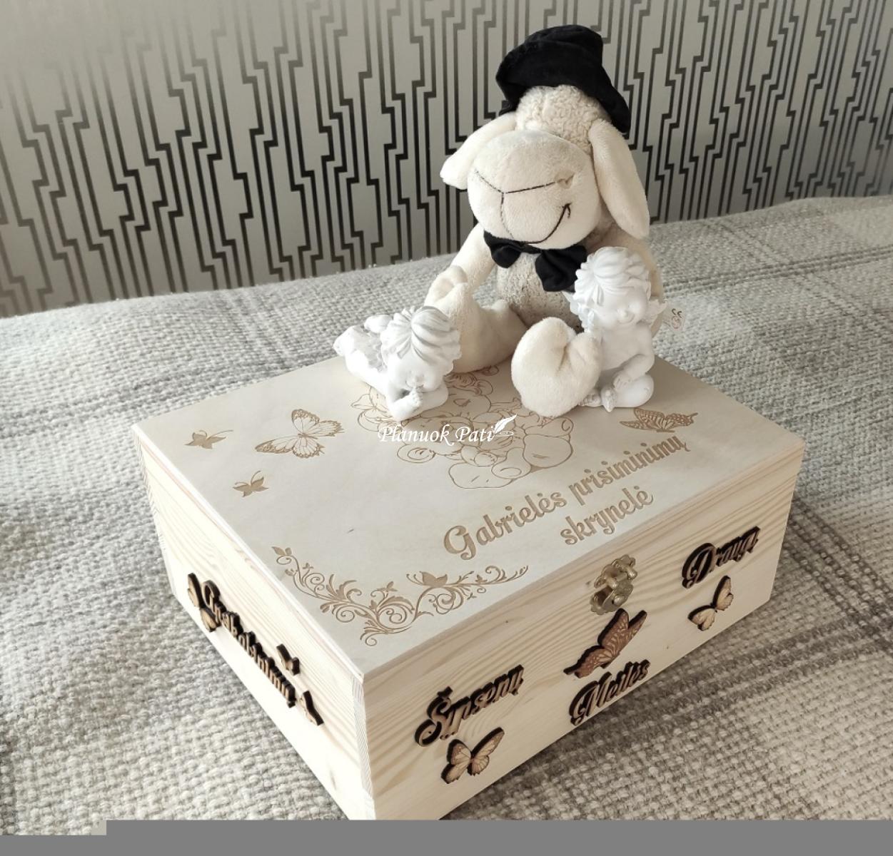 Krikštadėžė - prisiminimų skrynelė iš medžio masyvo (35x24x15cm), su užsegimu