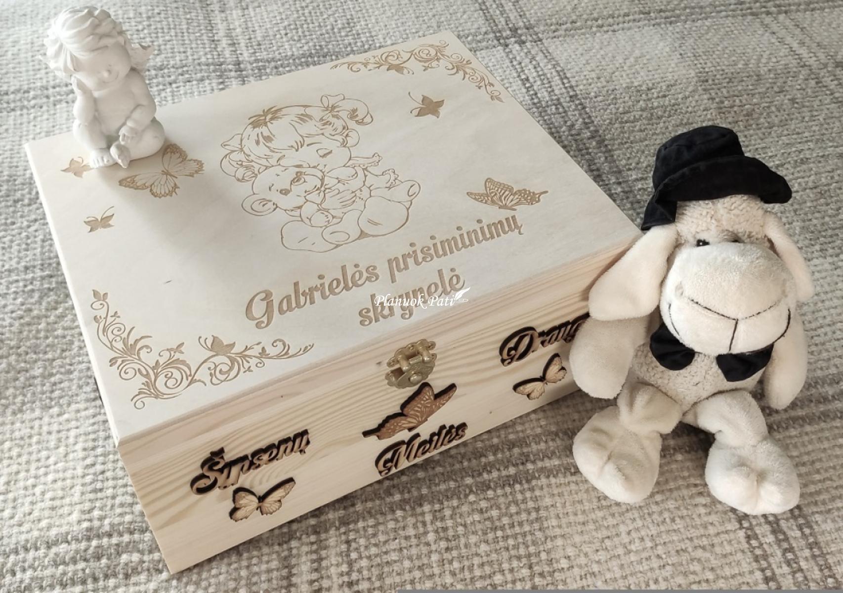 Krikštadėžė - prisiminimų skrynelė iš medžio masyvo (35x24x15cm), su užsegimu