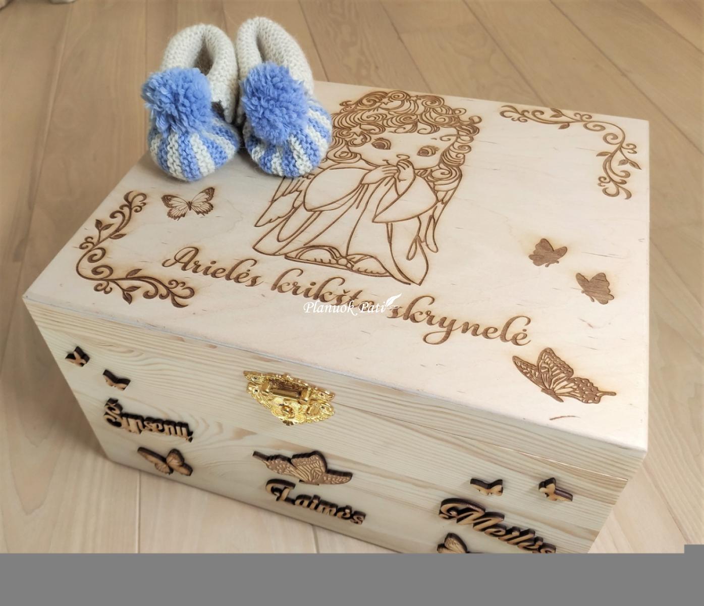 Krikštadėžė - prisiminimų skrynelė iš medžio masyvo (35x24x15cm), su užsegimu