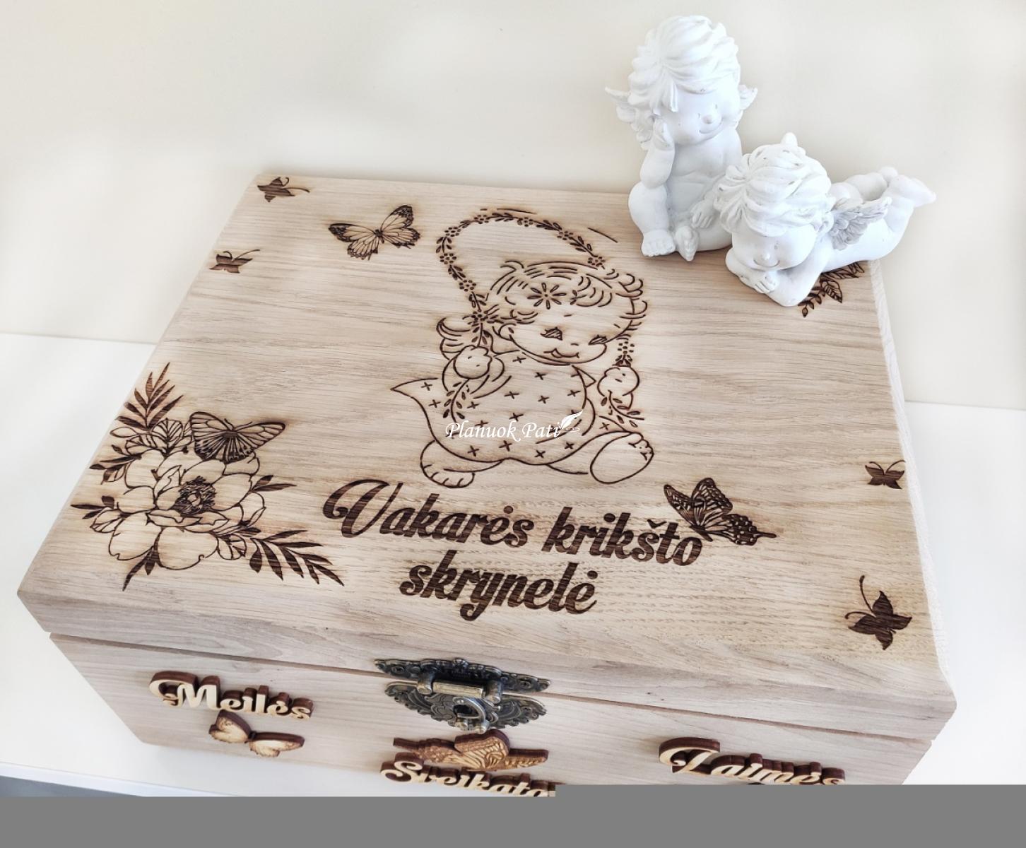 Krikštadėžė - prisiminimų skrynelė iš medžio masyvo (35x24x15cm), su užsegimu