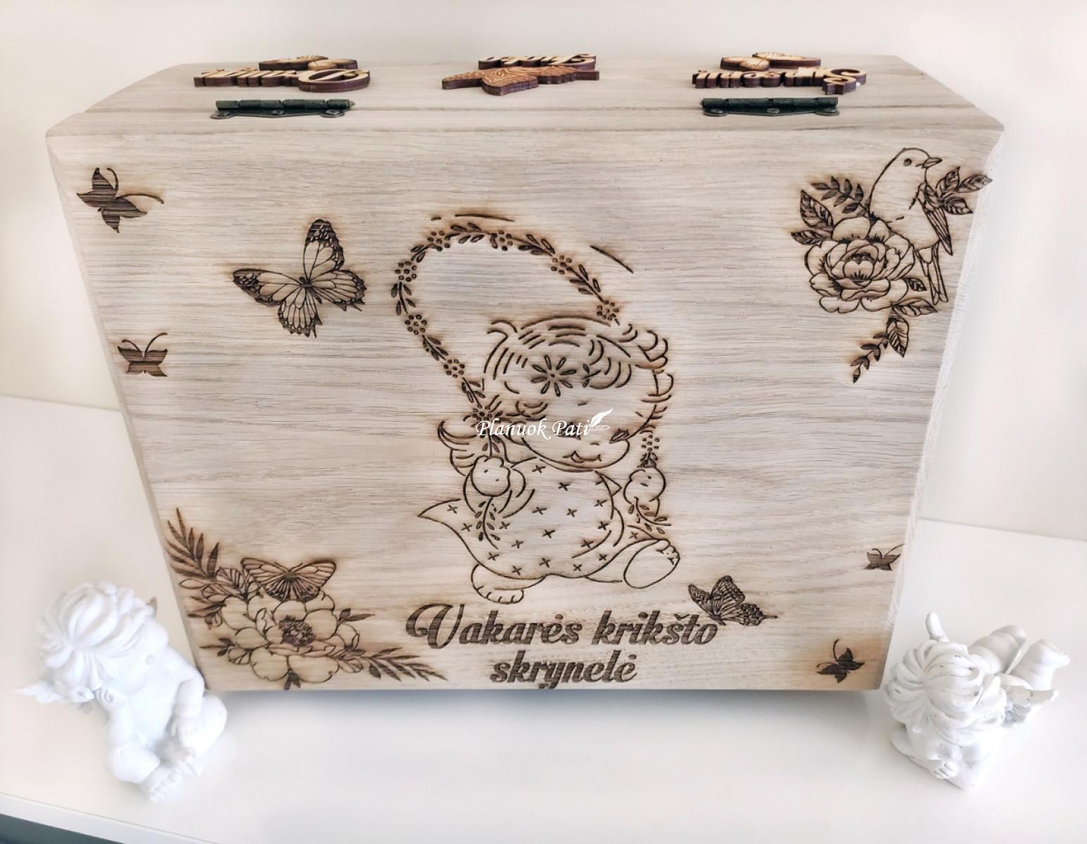 Krikštadėžė - prisiminimų skrynelė iš medžio masyvo (35x24x15cm), su užsegimu