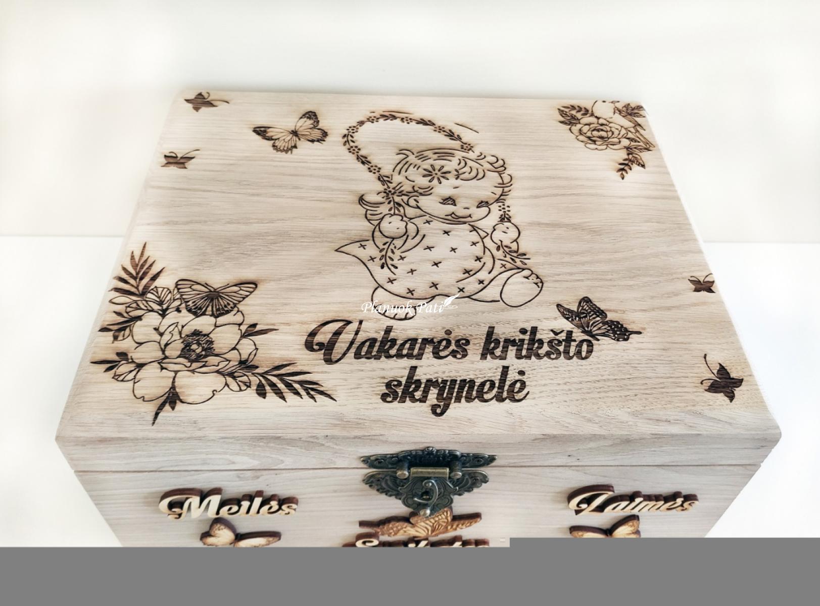 Krikštadėžė - prisiminimų skrynelė iš medžio masyvo (35x24x15cm), su užsegimu