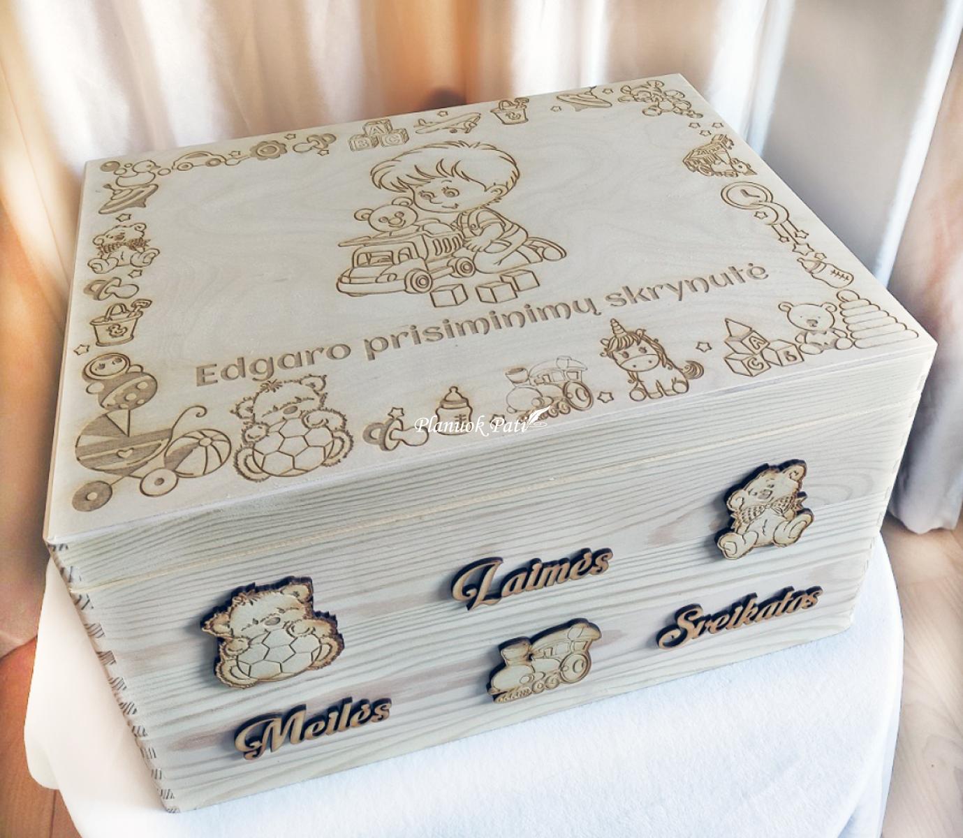 Krikštadėžė - prisiminimų skrynelė iš medžio masyvo - padidinta (40x30x22cm)