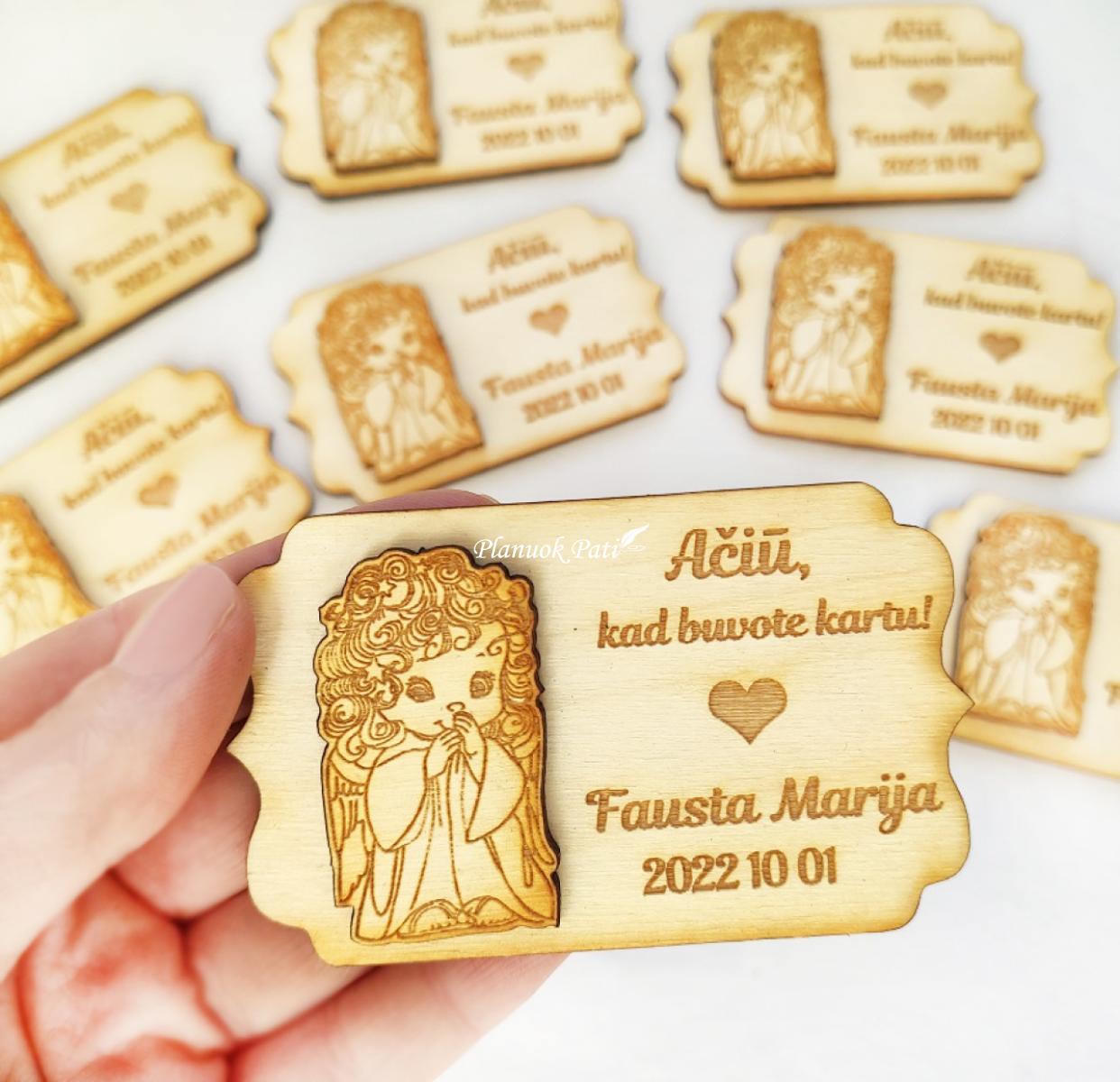 Individualaus dizaino padėkos dovanėlė-magnetukas krikštynų svečiams