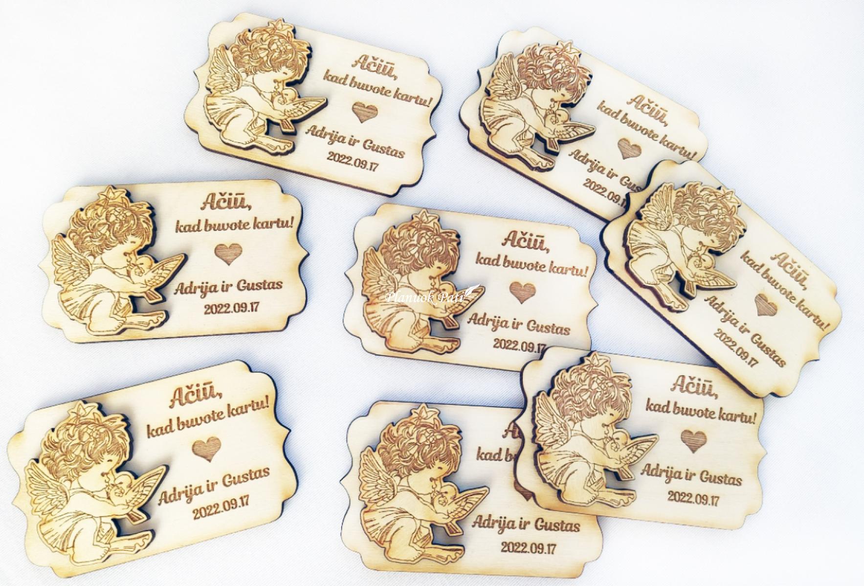 Individualaus dizaino padėkos dovanėlė-magnetukas krikštynų svečiams