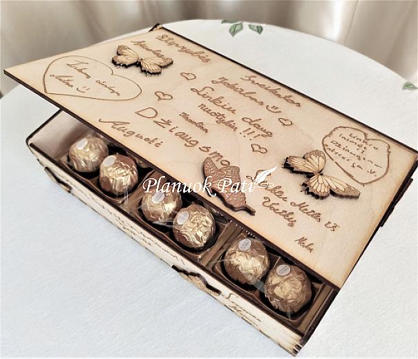 Dėžutė mokytojai su vaikų rašytais užrašais