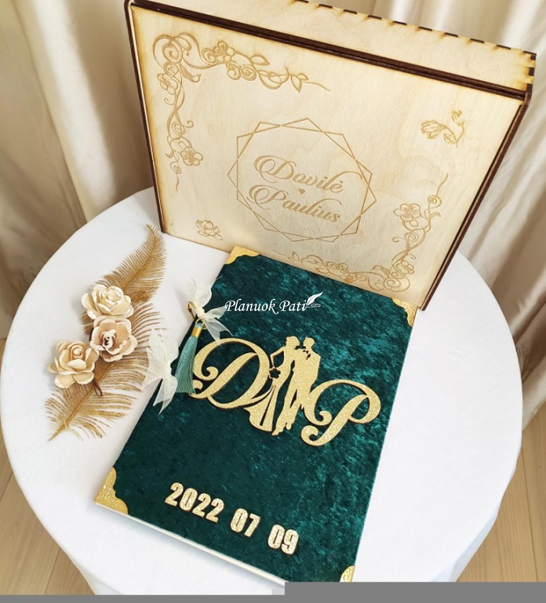 Svečių palinkėjimų knyga veliūriniu/aksominiu viršeliu A4 formato