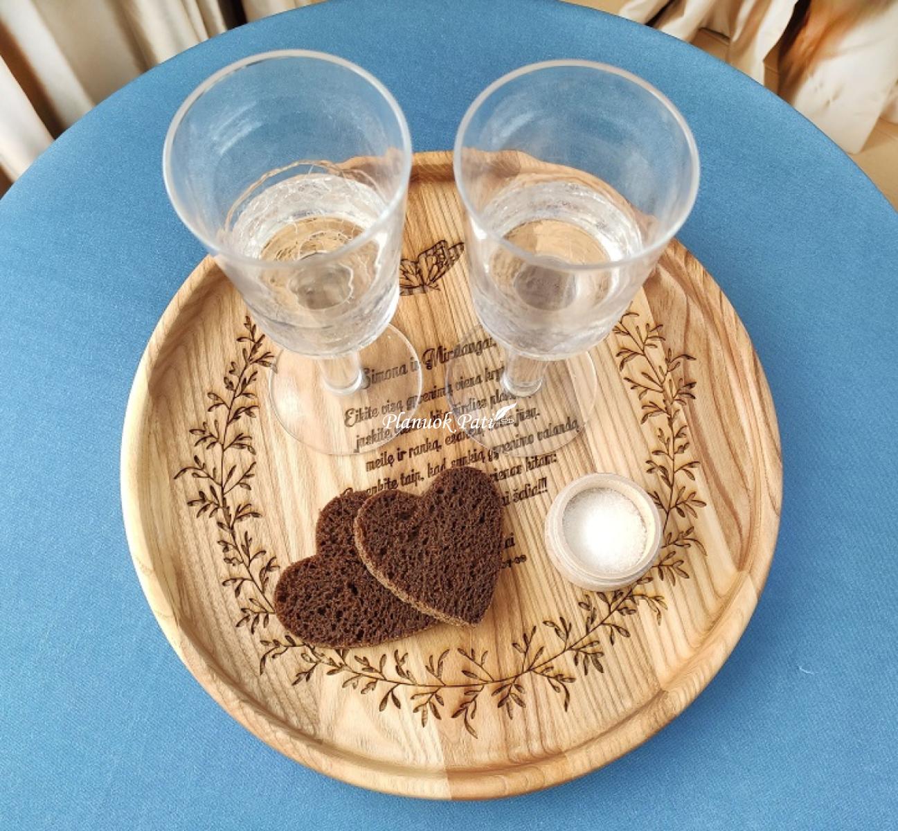 Tekinto medžio padėklas jaunųjų sutikimui