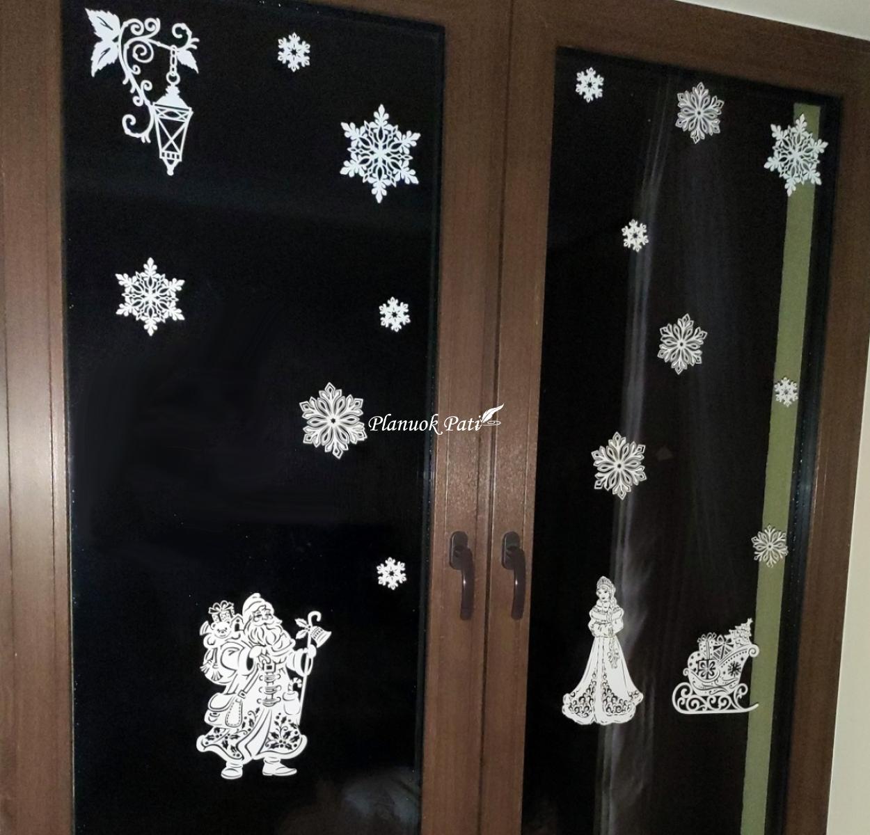 Kalėdiniai karpiniai ant lango