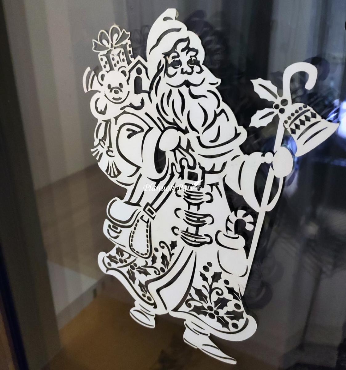 Kalėdiniai karpiniai ant lango