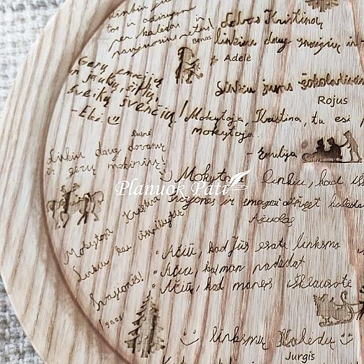 Medžio masyvo padėklas su vaikų sveikinimais