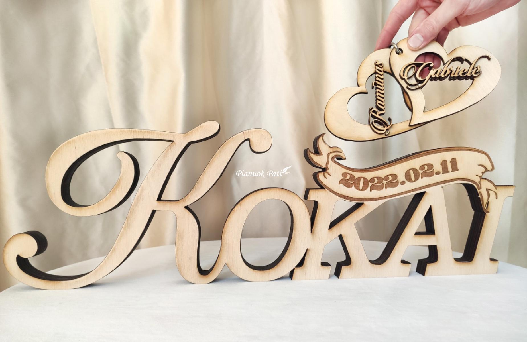 Pastatomas užrašas su surakintomis širdimis