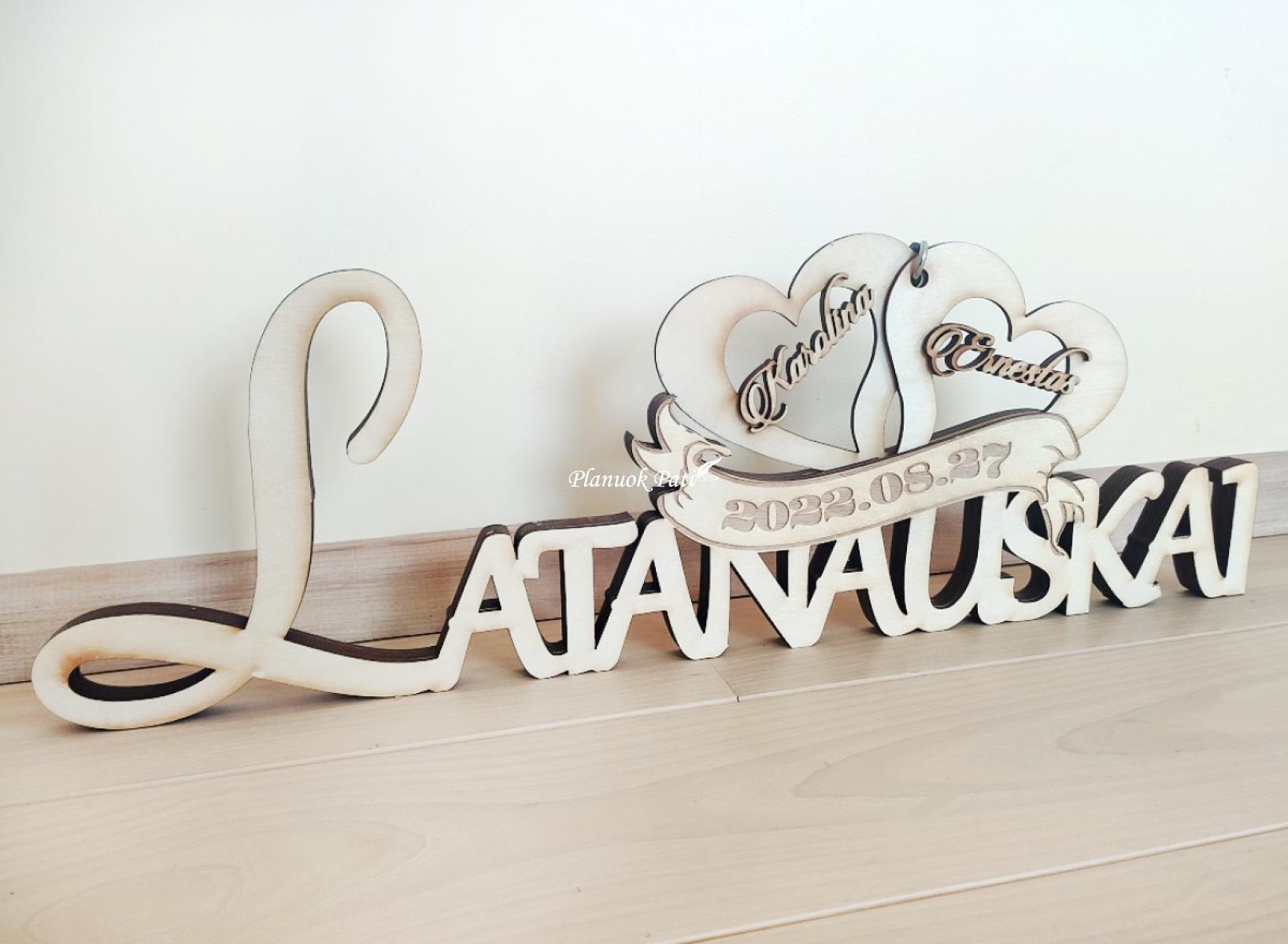 Pastatomas užrašas su surakintomis širdimis