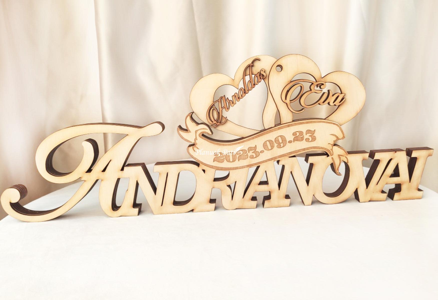 Pastatomas užrašas su surakintomis širdimis