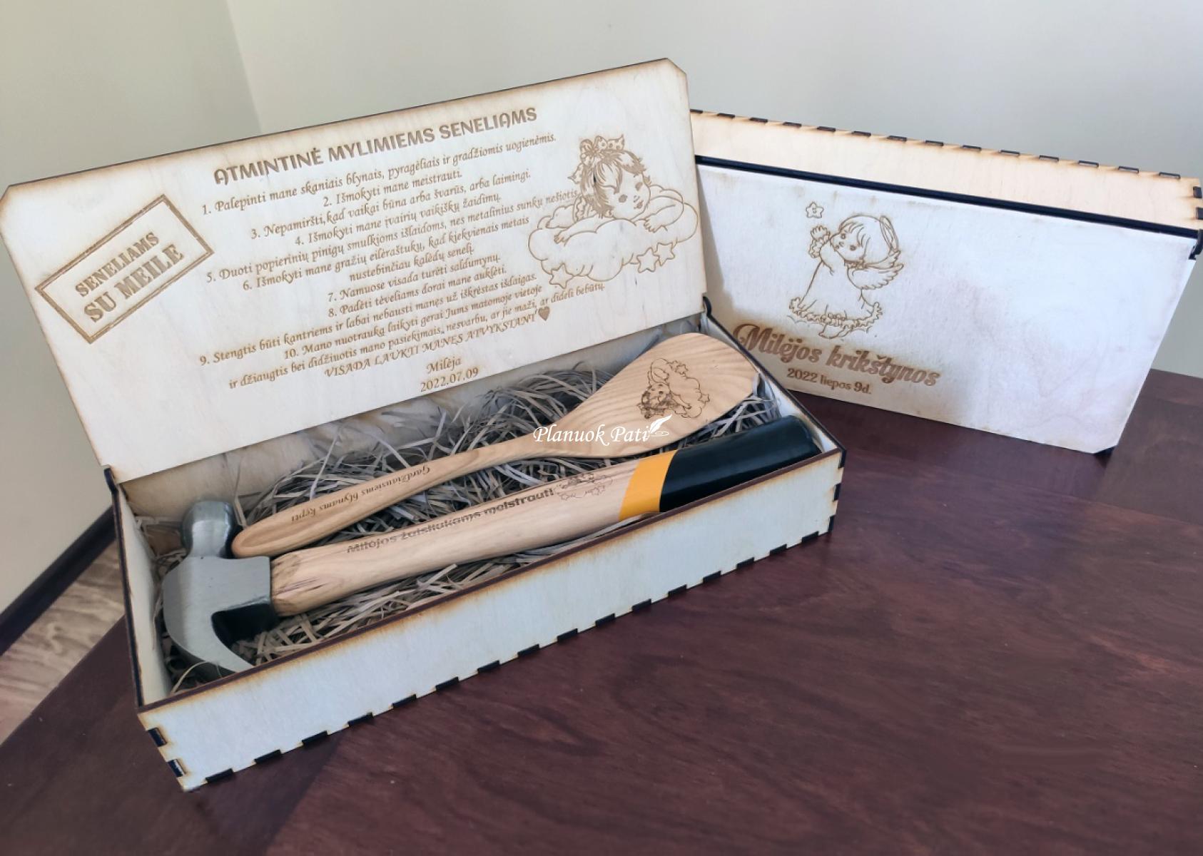 Dovana seneliams plaktukas ir mentelė dėžutėje