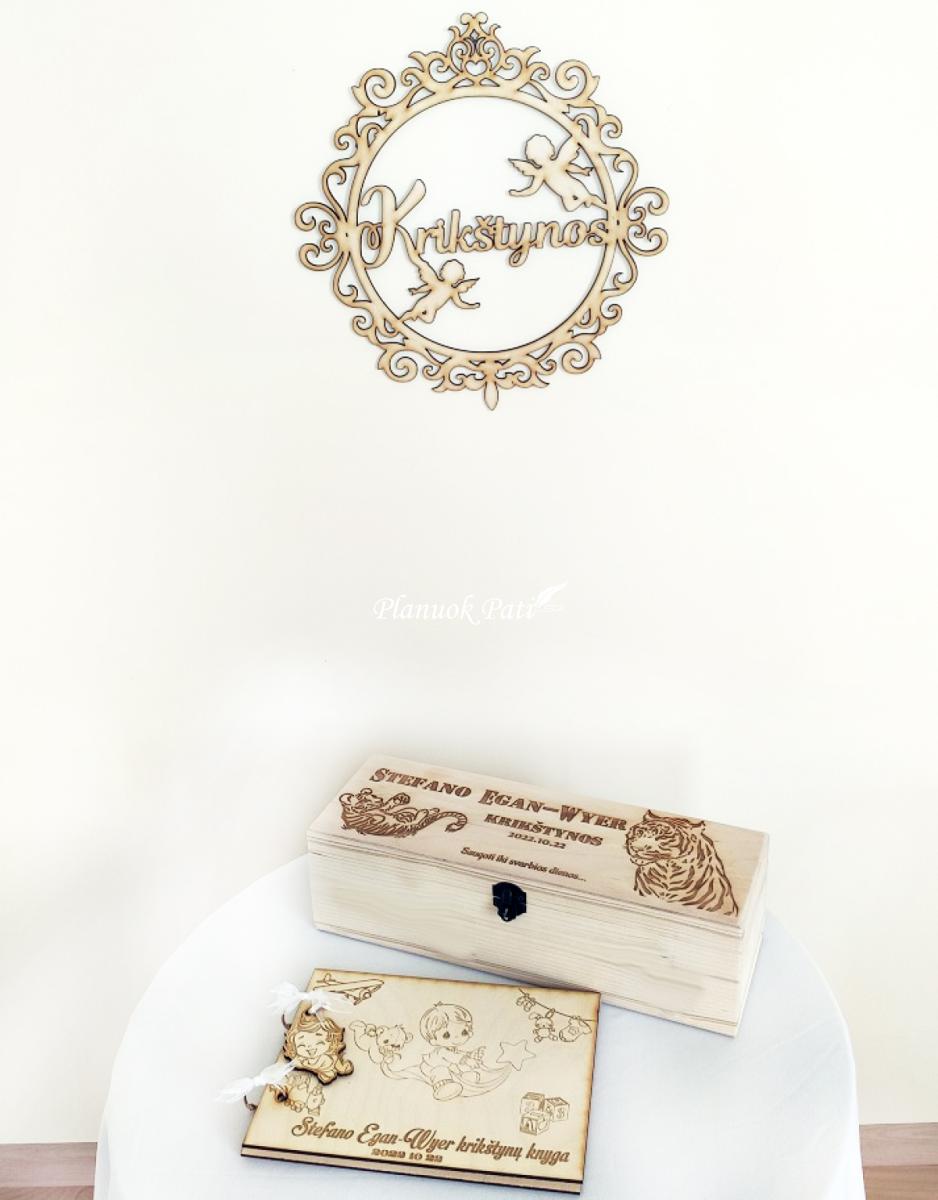 Ažūrinis krikštynų užrašas ant sienos