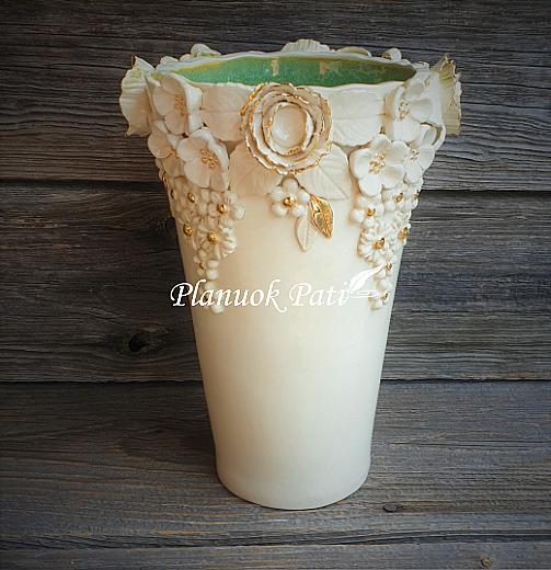 Vaza dekoruota gėlėmis