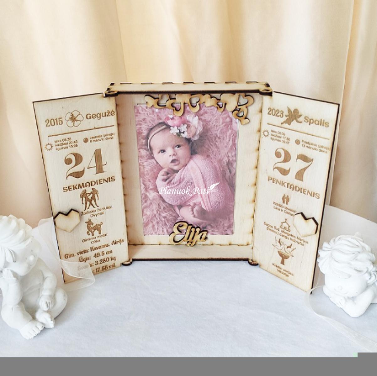 Atverčiami gimimo ir krikštynų dienos metrikų rėmeliai