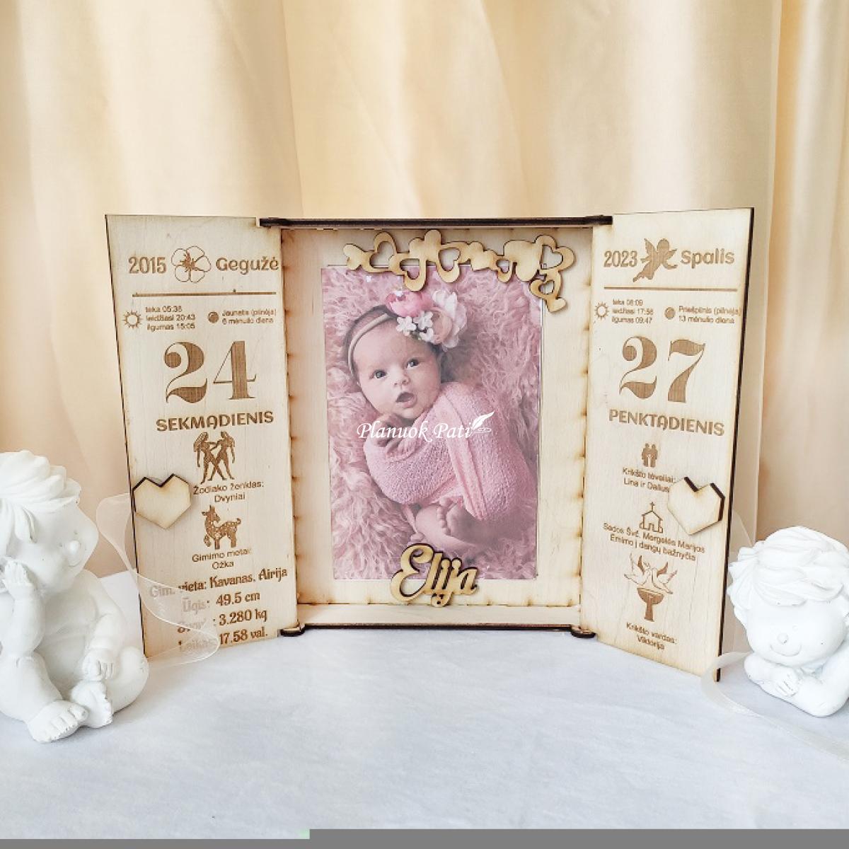 Atverčiami gimimo ir krikštynų dienos metrikų rėmeliai