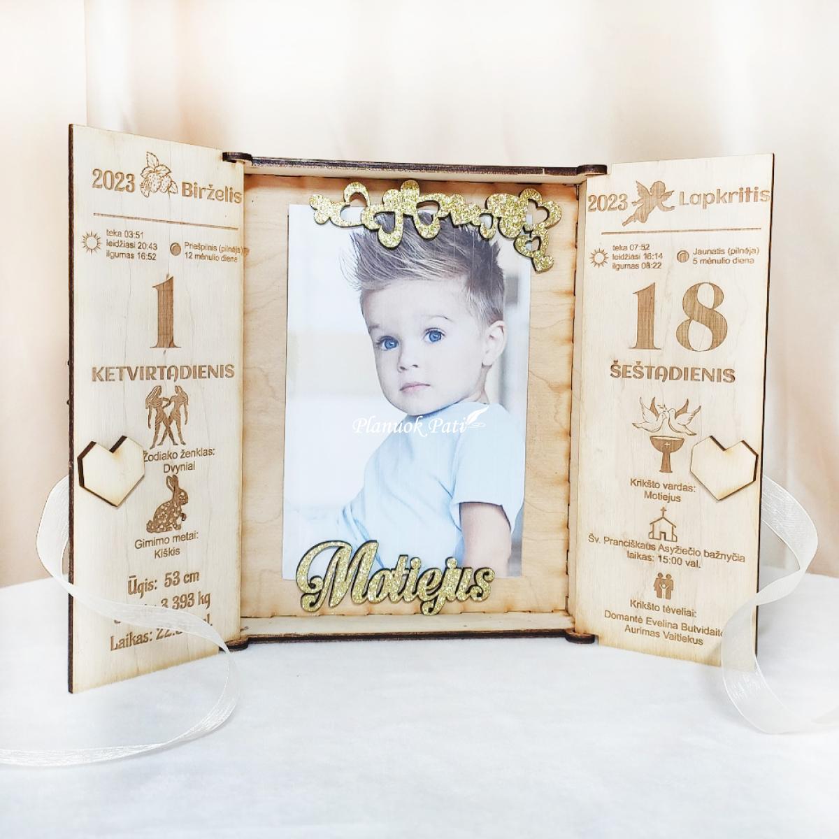 Atverčiami gimimo ir krikštynų dienos metrikų rėmeliai