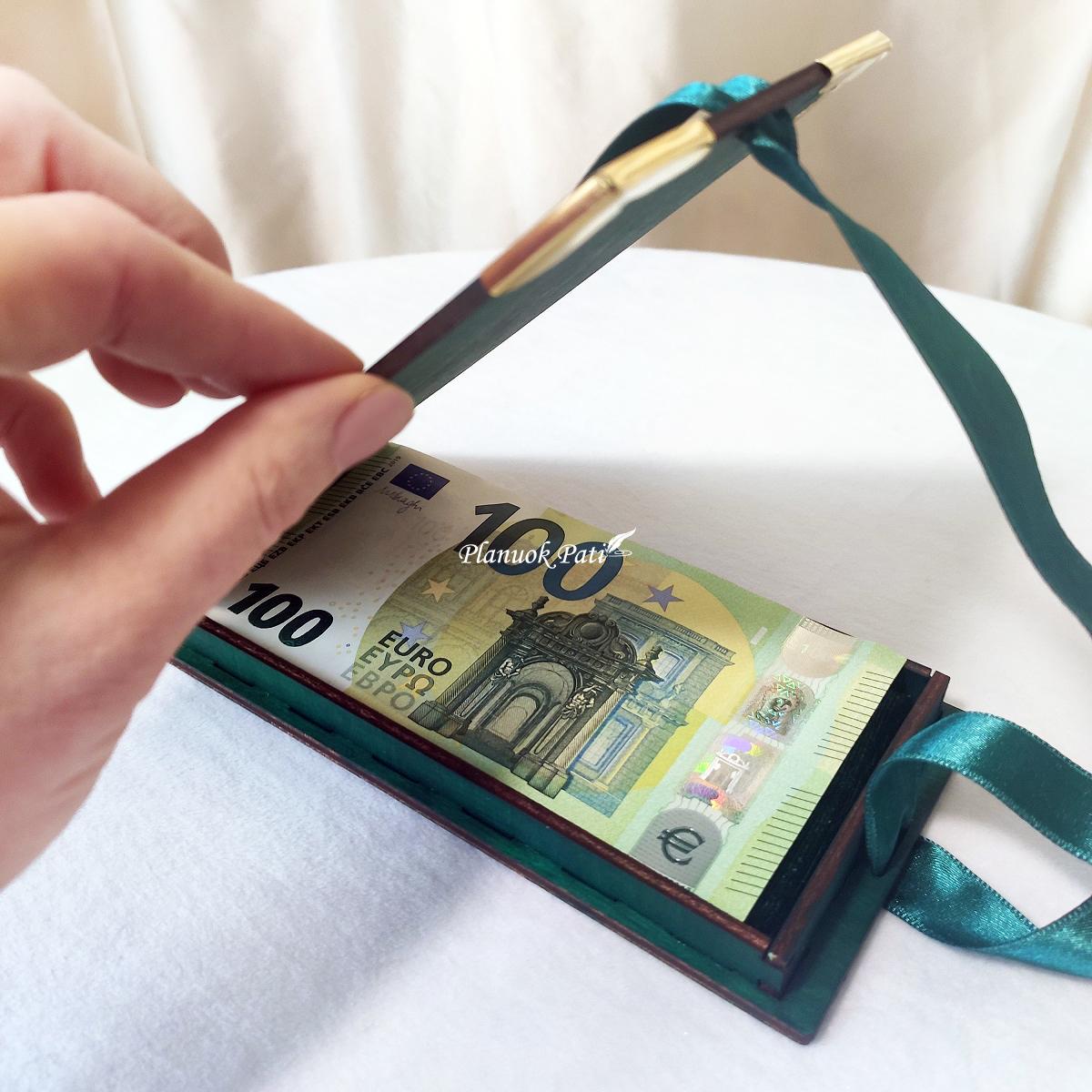 Vokelis pinigams su aksomo vidumi