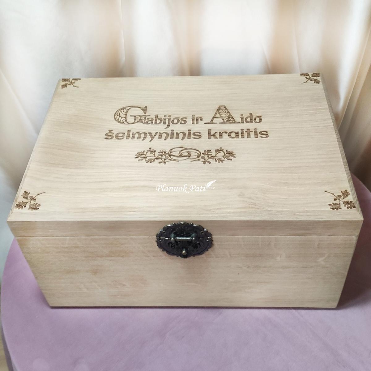 Ąžuolinė jaunųjų kraičio skrynia