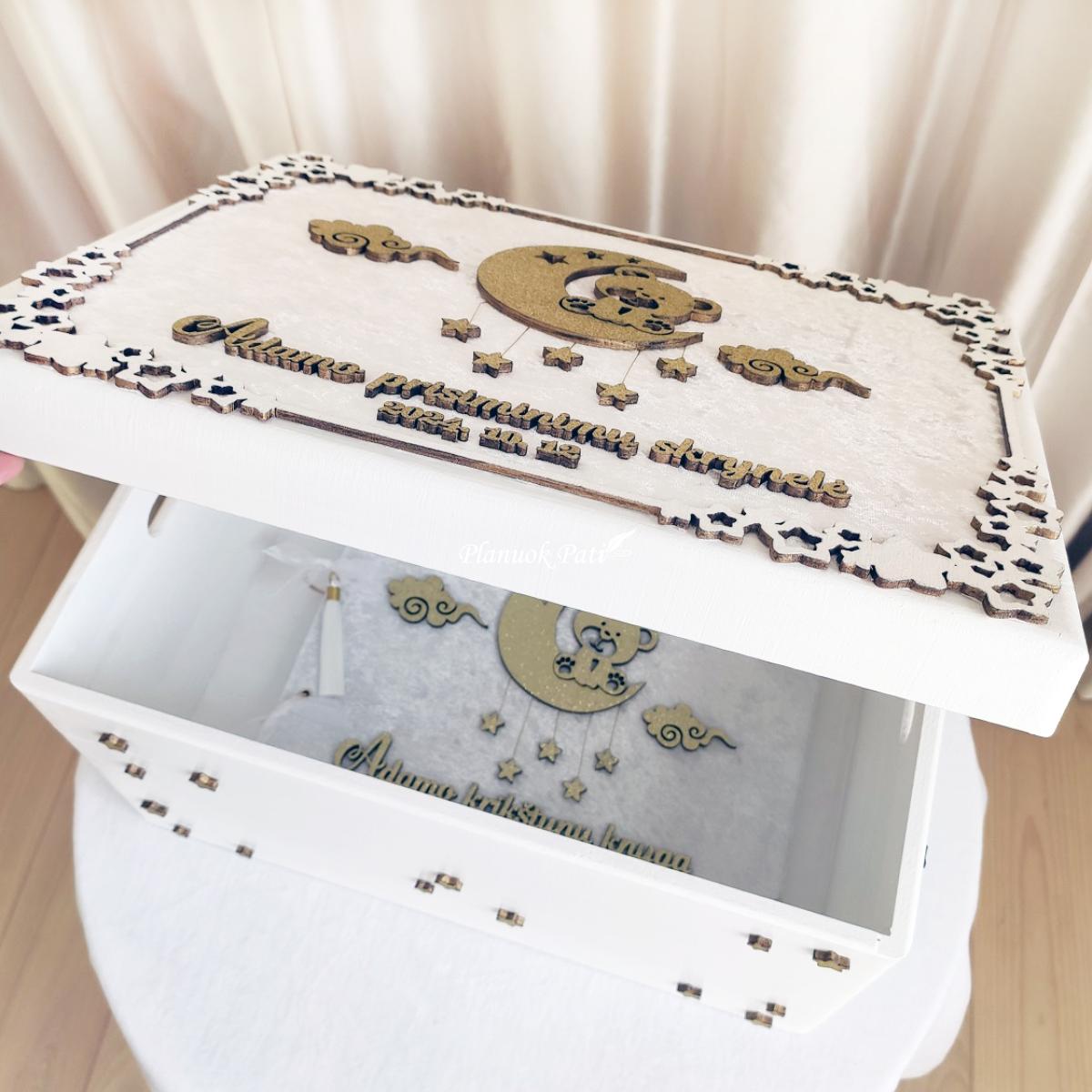 Krikštadėžė ir krikštynų knyga Ant mėnulio krašto