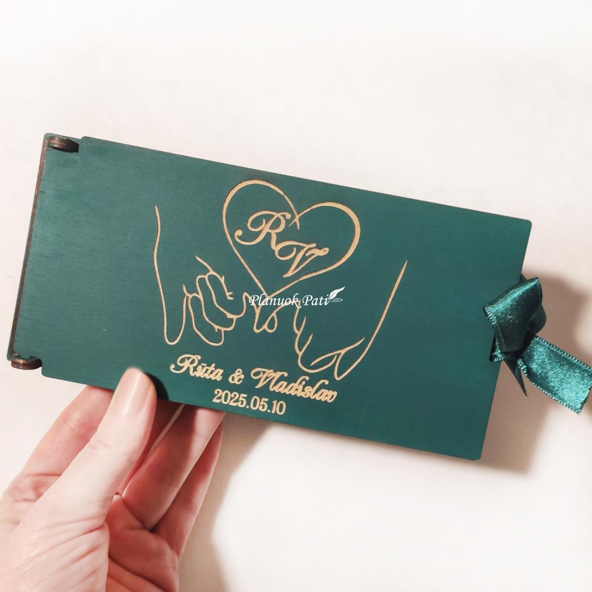 Medinis vokelis pinigams įteikti