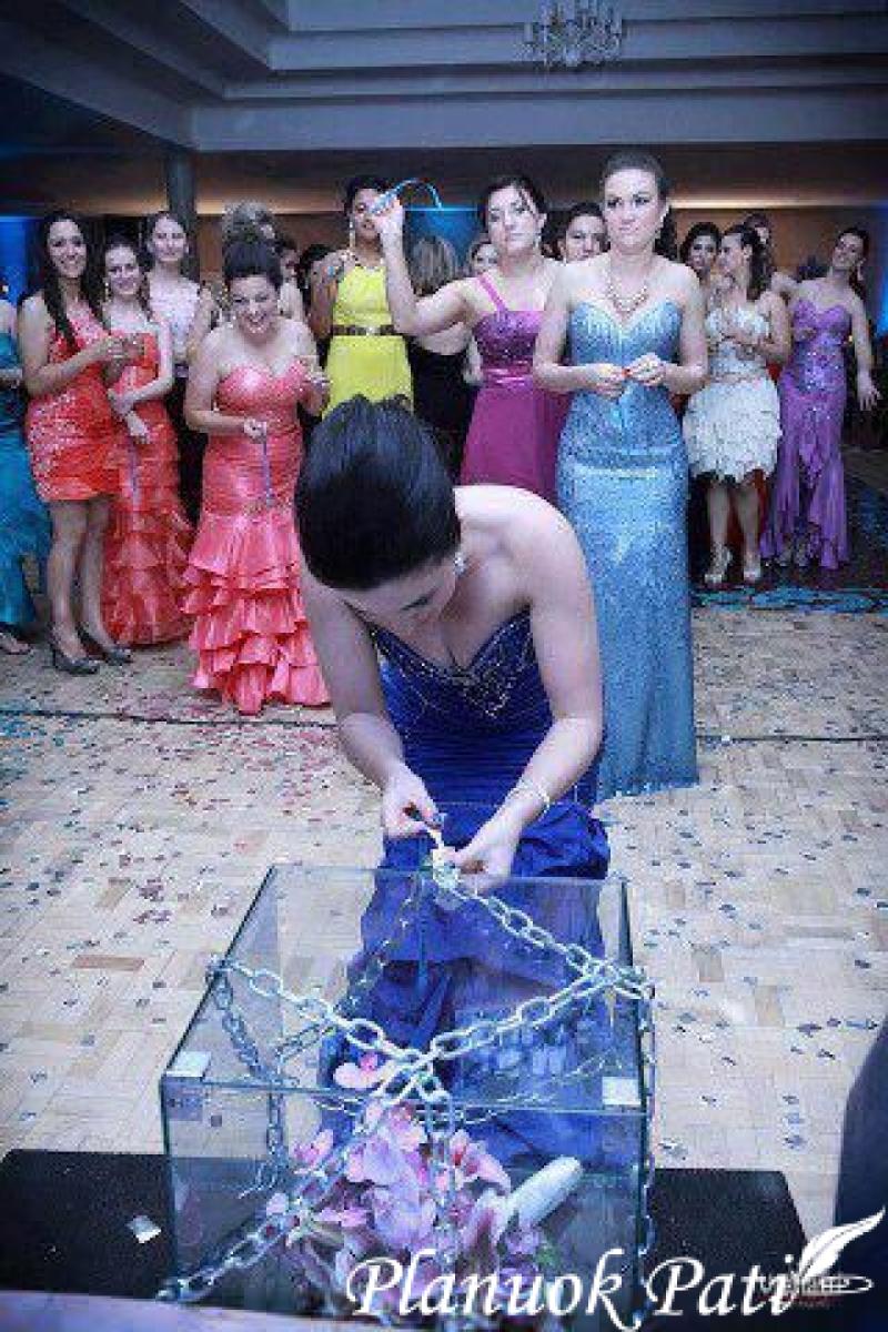 Burtai metant jaunosios puokštę ir keliaraištį