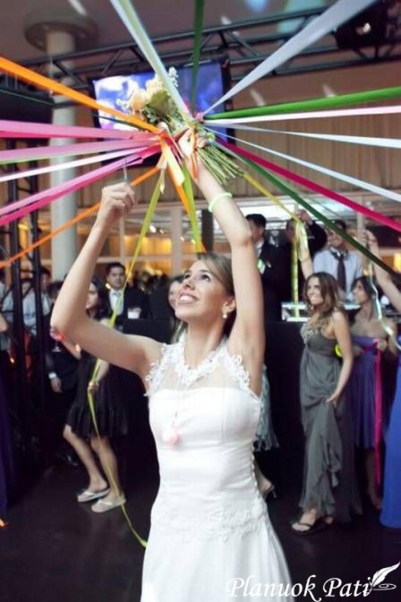 Burtai metant jaunosios puokštę ir keliaraištį