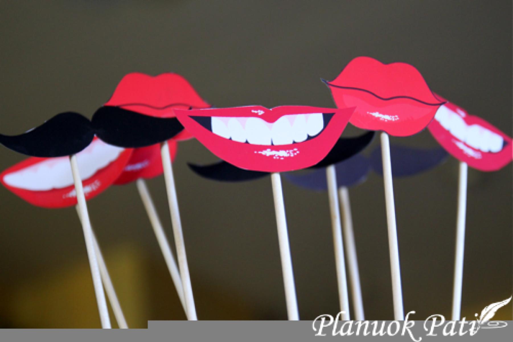 Linksmai fotosesijai - lūpos ir ūsai