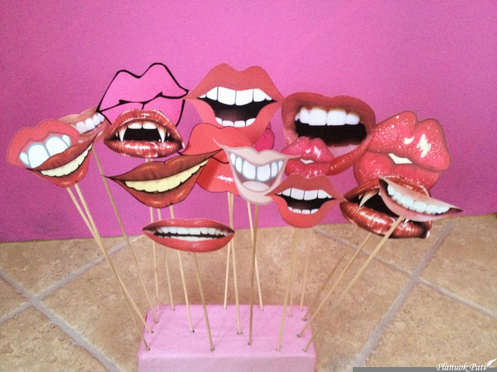 Linksmai fotosesijai - lūpos ir ūsai