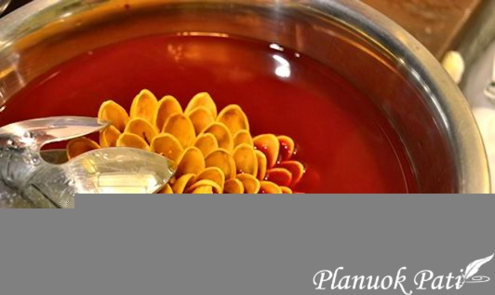 Gėlės iš pistacijų lukštų